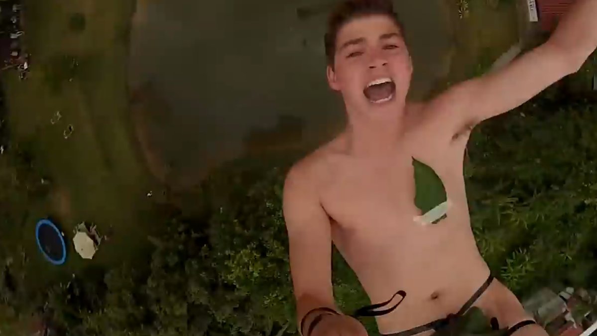 1. Den här killen har fått 100 000 YouTube-prenumeranter efter att han hoppat bungeejump naken i Thailand. 